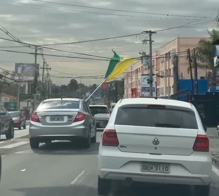  Ventania derrubou postes na Emancipadores do Município (veja o vídeo)